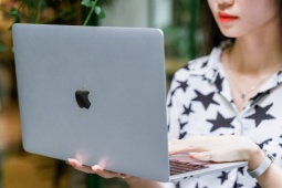 
                Điểm danh những laptop đáng sở hữu nhất cuối năm 2025            