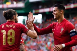 Ronaldo cay cú bỏ theo dõi đồng đội trên tuyển sau khi bị mỉa mai quả penalty