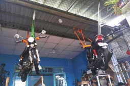 Tin tức trong ngày - Cận cảnh xe máy treo lên trần nhà, hơn 100 hộ dân buộc phải rời nhà khẩn cấp