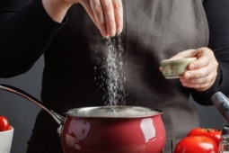 8 loại thực phẩm đang âm thầm 'đánh cắp' canxi làm tăng nguy cơ loãng xương