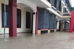 Giáo dục - du học - Hơn 18.000 học sinh Hà Tĩnh chưa thể đến trường do mưa lũ