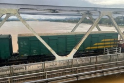 Tin tức trong ngày - Điều hai tàu chở đá ngăn lũ cuốn cầu đường sắt tại Huế