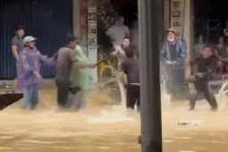 Xác minh clip nhóm đàn ông dùng mái chèo đánh nhau giữa lũ ở Huế