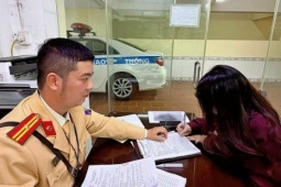 Phạt 19 triệu đồng nữ tài xế điều khiển ô tô đi ngược chiều trên đường Võ Chí Công