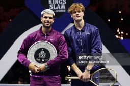 Alcaraz vô đối ở bảng xếp hạng lạ, kiếm thêm núi tiền còn Sinner tay trắng