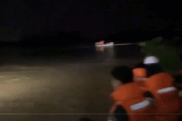 Tin tức trong ngày - Quảng Trị: Mải bắt dế, bắt cá, nhiều người mắc kẹt giữa dòng lũ dữ