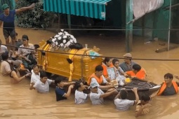 Tin tức trong ngày - Khoảnh khắc xé lòng: Dùng ghe đưa linh cữu vượt nước lũ ở Hội An