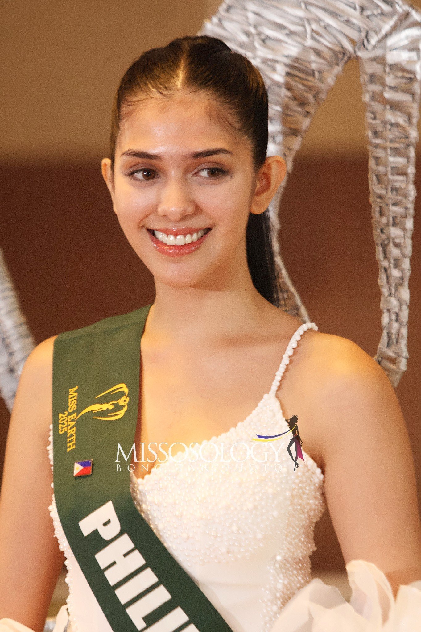 Hai đại diện nổi bật của châu Á là Philippines và Thái Lan đều ghi điểm ở phần thi mặt mộc. Họ có làn da mịn màng, đôi mắt sáng và khuôn miện rộng tươi tắn. Cả hai được nhận định giành giải cao trong chung kết Hoa hậu Trái Đất 2025.