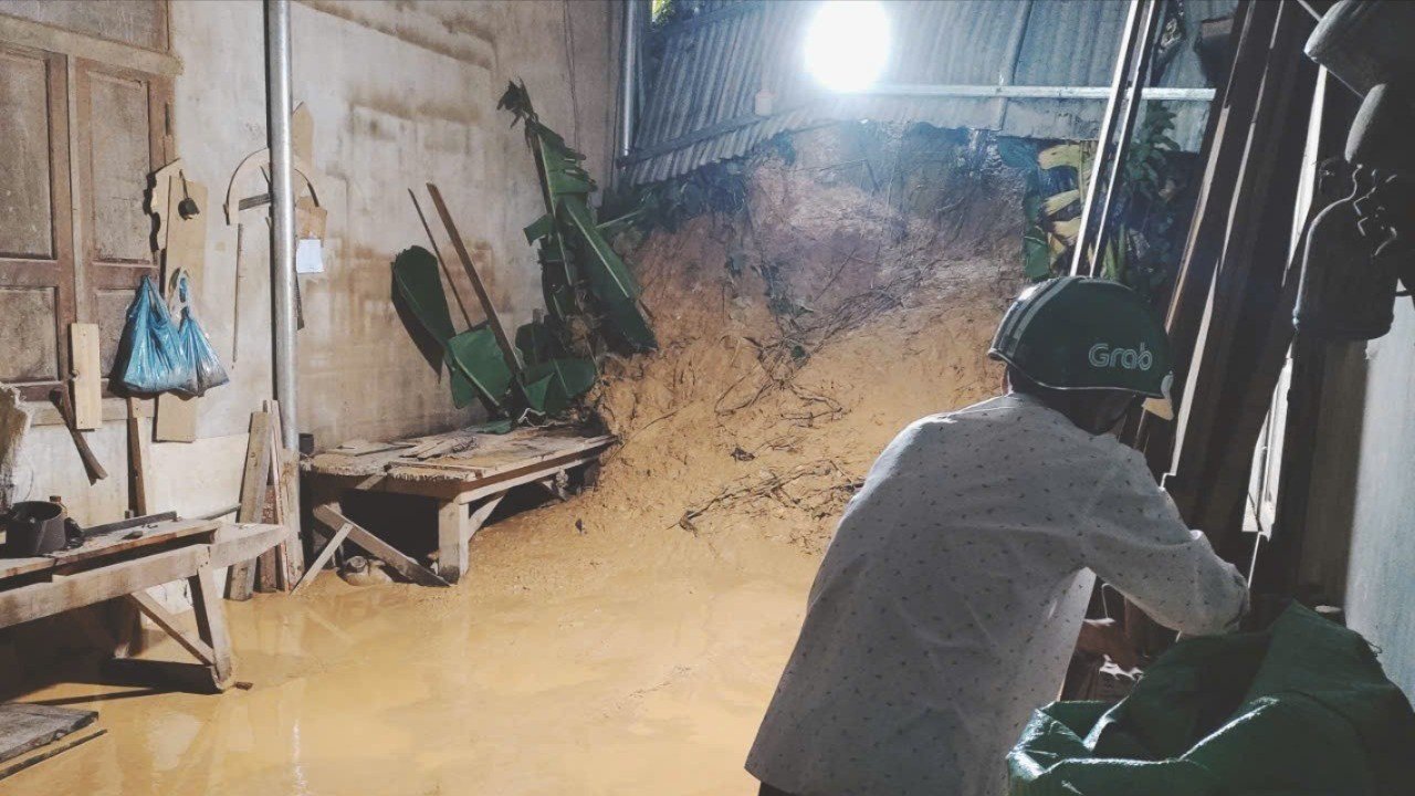 Sạt lở kinh hoàng, đất đá tràn vào nhà dân ở xã Thạnh Mỹ, TP Đà Nẵng