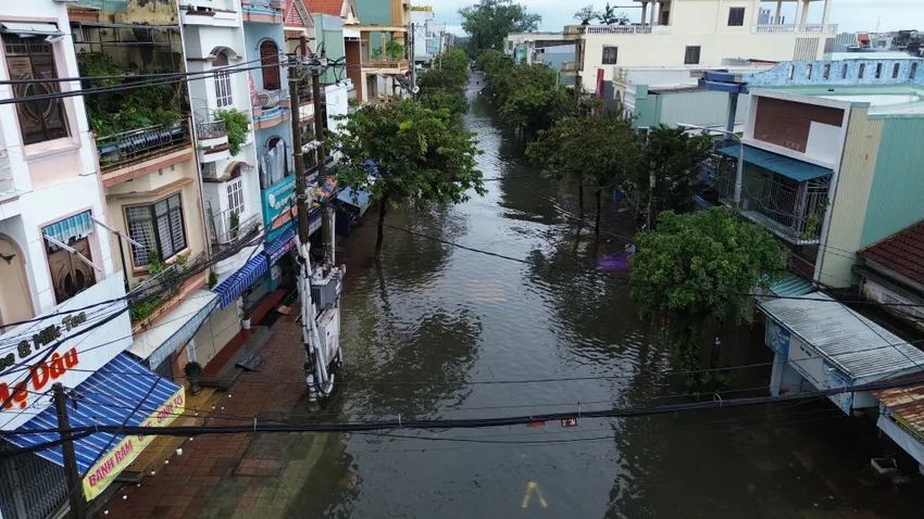 Nước ngập sâu, giao thông chia cắt nhiều khu vực. Ảnh: TN