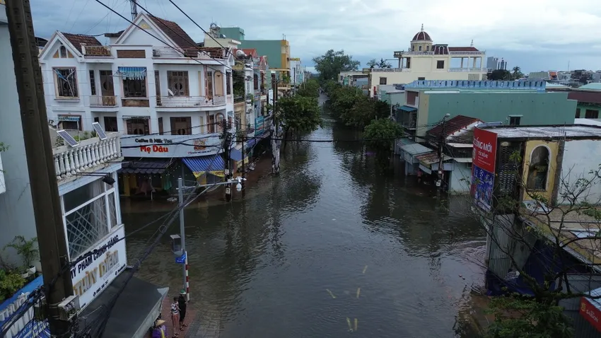 Nước ngập sâu, giao thông chia cắt nhiều khu vực. Ảnh: TN