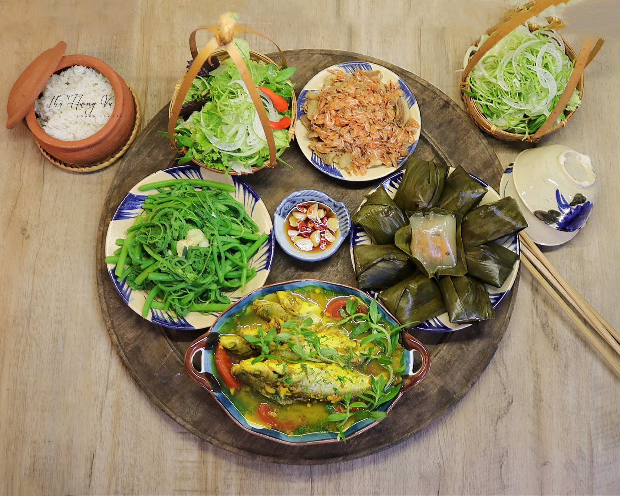 Cá ngạnh om mẻ - Rau bí xào tỏi - Tép rang - Bánh bột lọc gói lá