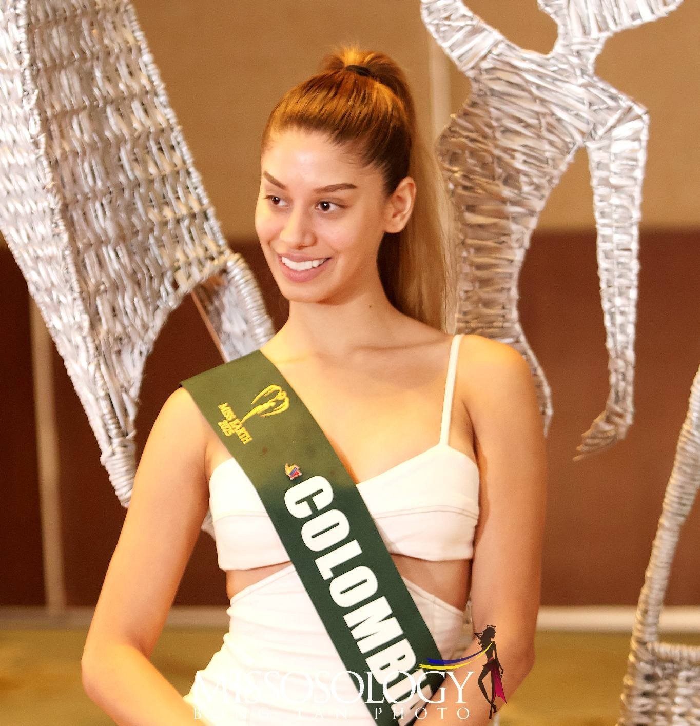 Đại diện nổi bật của cuộc thi năm nay là Colombia lại gây thất vọng với mặt mộc nhợt nhạt, kém sắc.