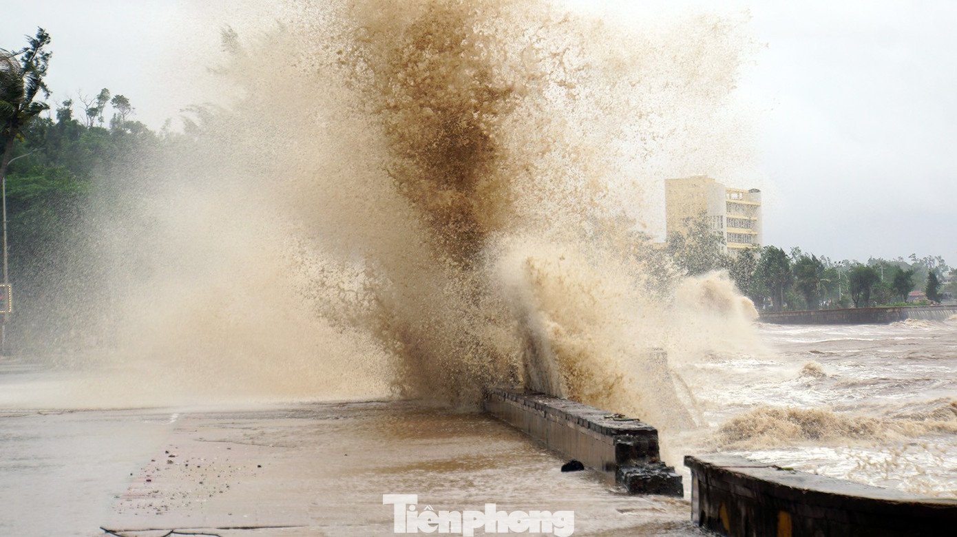 Bờ kè biển Đồ Sơn vỡ vụn sau nhiều cơn bão dữ - 11