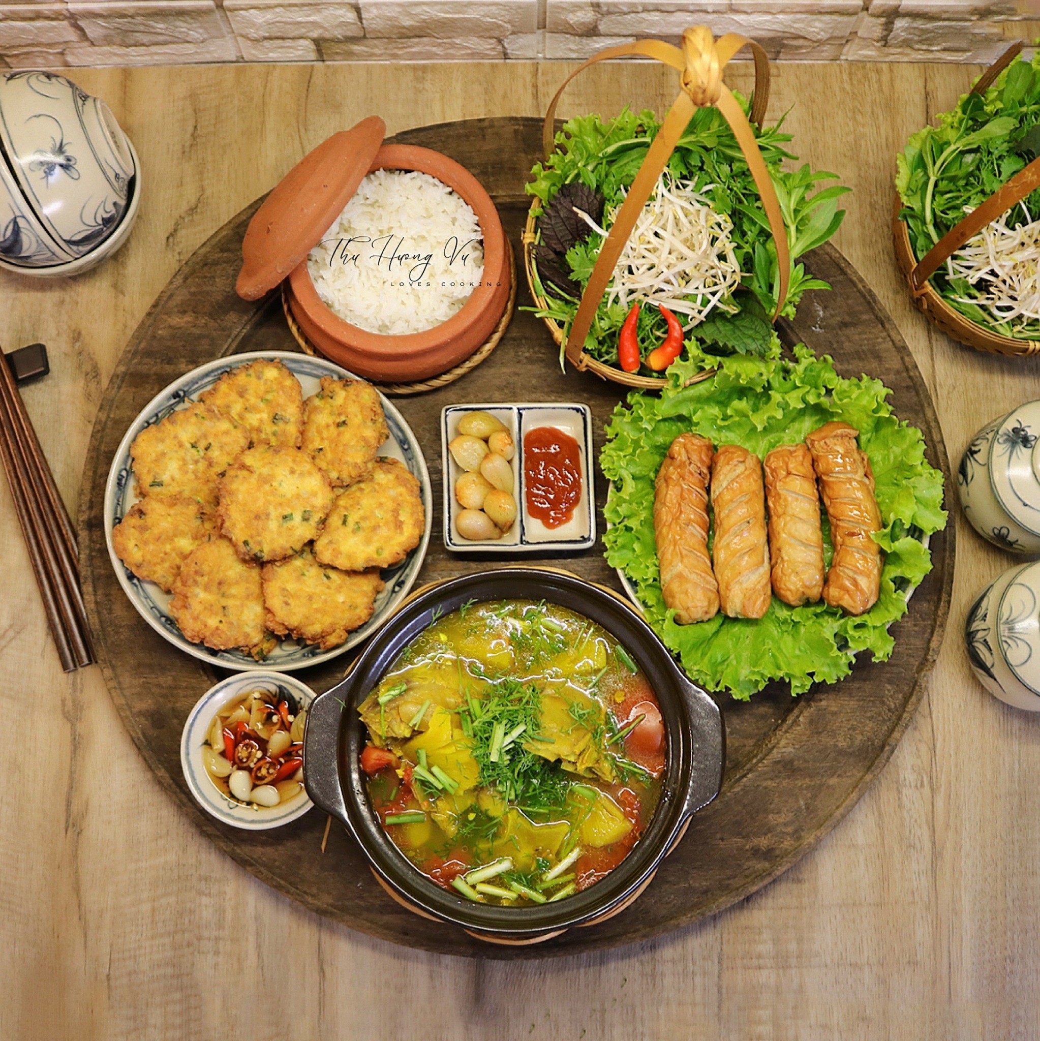 Canh chua cá lăng - Trứng tráng thịt - Xúc xích chiên