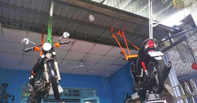 Cận cảnh xe máy treo lên trần nhà, hơn 100 hộ d...