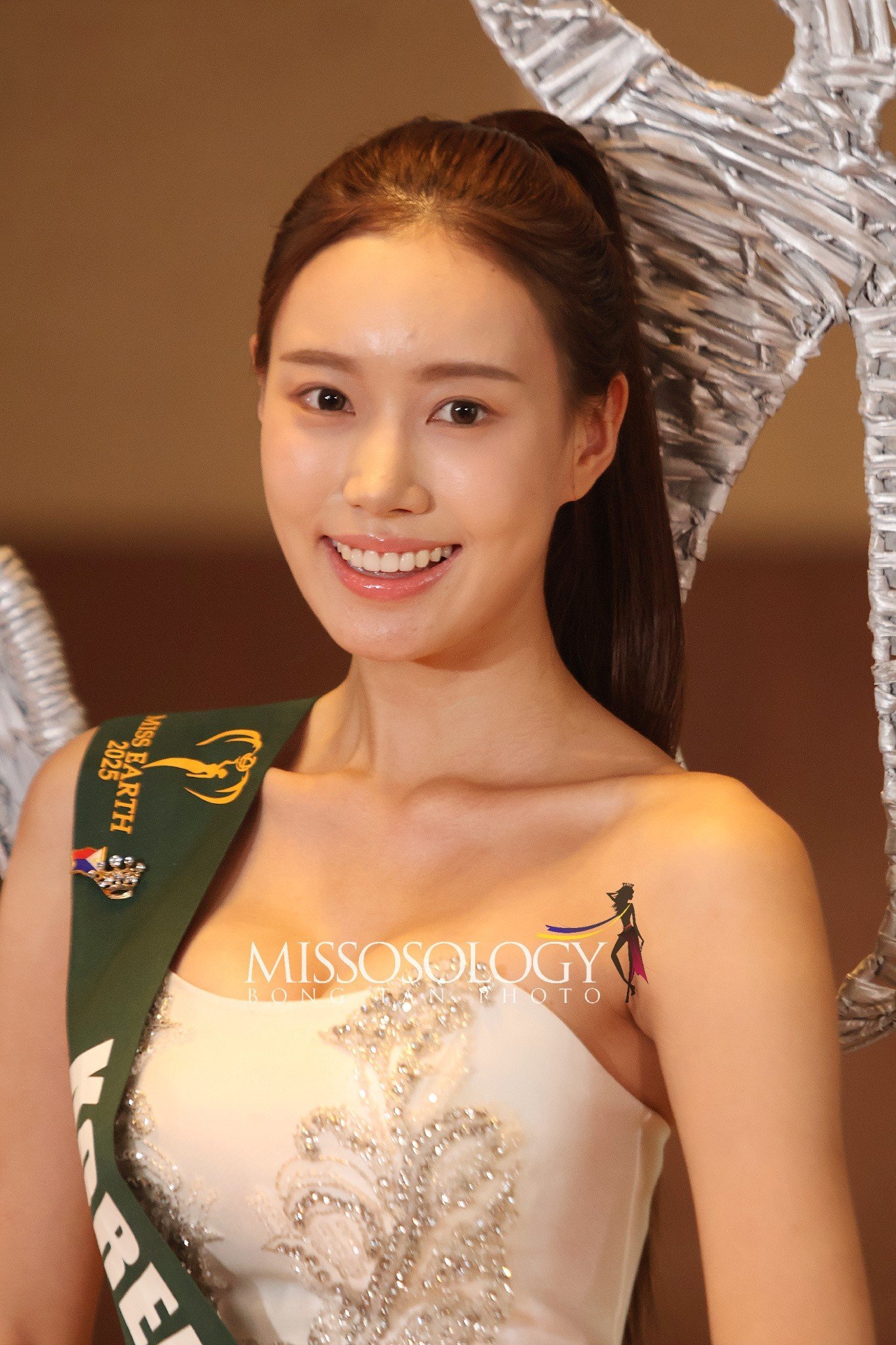 Hai đại diện Hàn Quốc và Macau (Trung Quốc) nhận nhiều lời khen nhờ làn da trắng sáng, mịn màng và nụ cười gây thiện cảm. Họ được đánh giá là những nhân tố có khả năng gây bất ngờ trong chung kết.