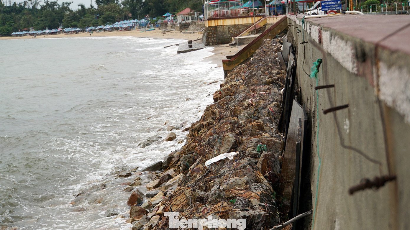 Bờ kè biển Đồ Sơn vỡ vụn sau nhiều cơn bão dữ - 12