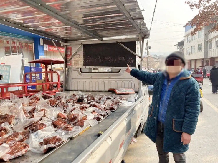 Chủ xe bán rong "thịt bò kho" siêu rẻ