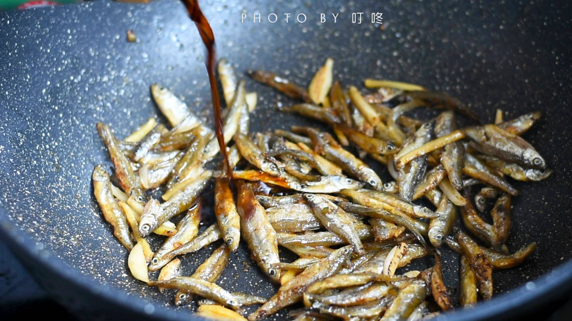 Hạ nhỏ lửa xuống mức vừa hoặc hơi nhỏ, cho cá khô vào rim khoảng 2 phút, sau đó nêm thêm muối, rượu nấu ăn, nước tương, dầu hào. Đảo đều cho cá thấm đều gia vị. Cá khô có mùi tanh đậm hơn cá tươi, vì vậy nhất định phải cho rượu nấu ăn để khử mùi.