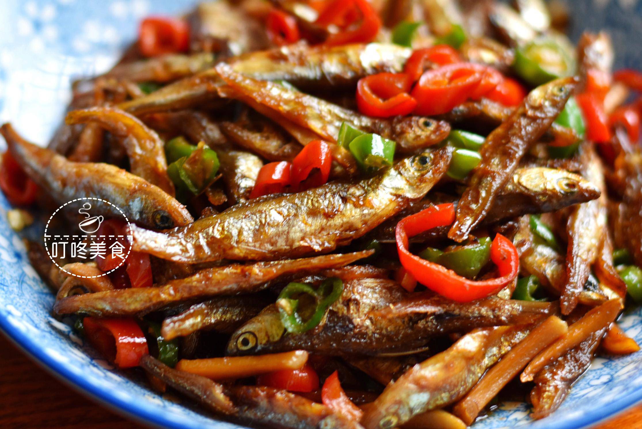 Cuối cùng, cho ớt đã xào lúc đầu vào, đảo đều vài lần rồi tắt bếp, múc ra đĩa. Vậy là món cá cơm khô rim cay mặn, thơm giòn đậm vị đã hoàn thành.