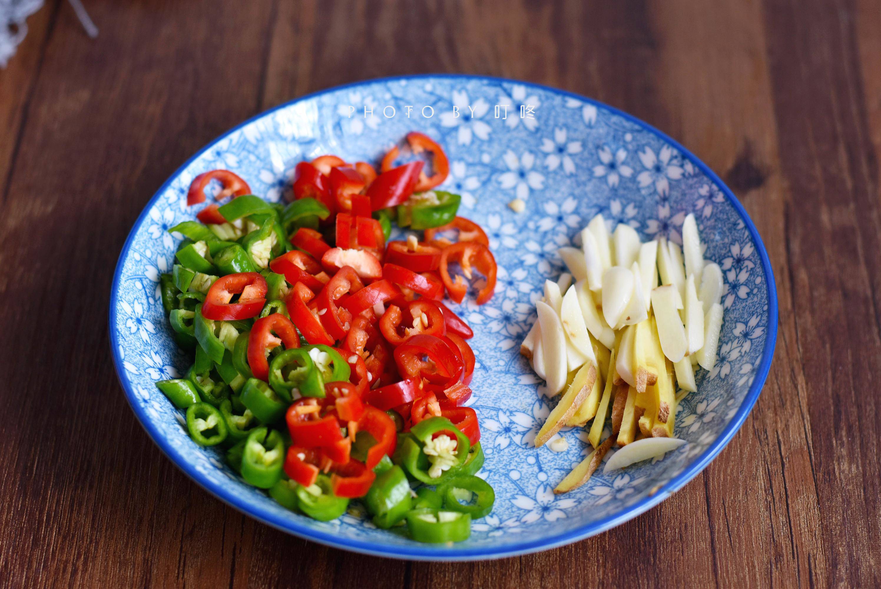 Cắt ớt thành từng khúc nhỏ, gừng và tỏi thái sợi.