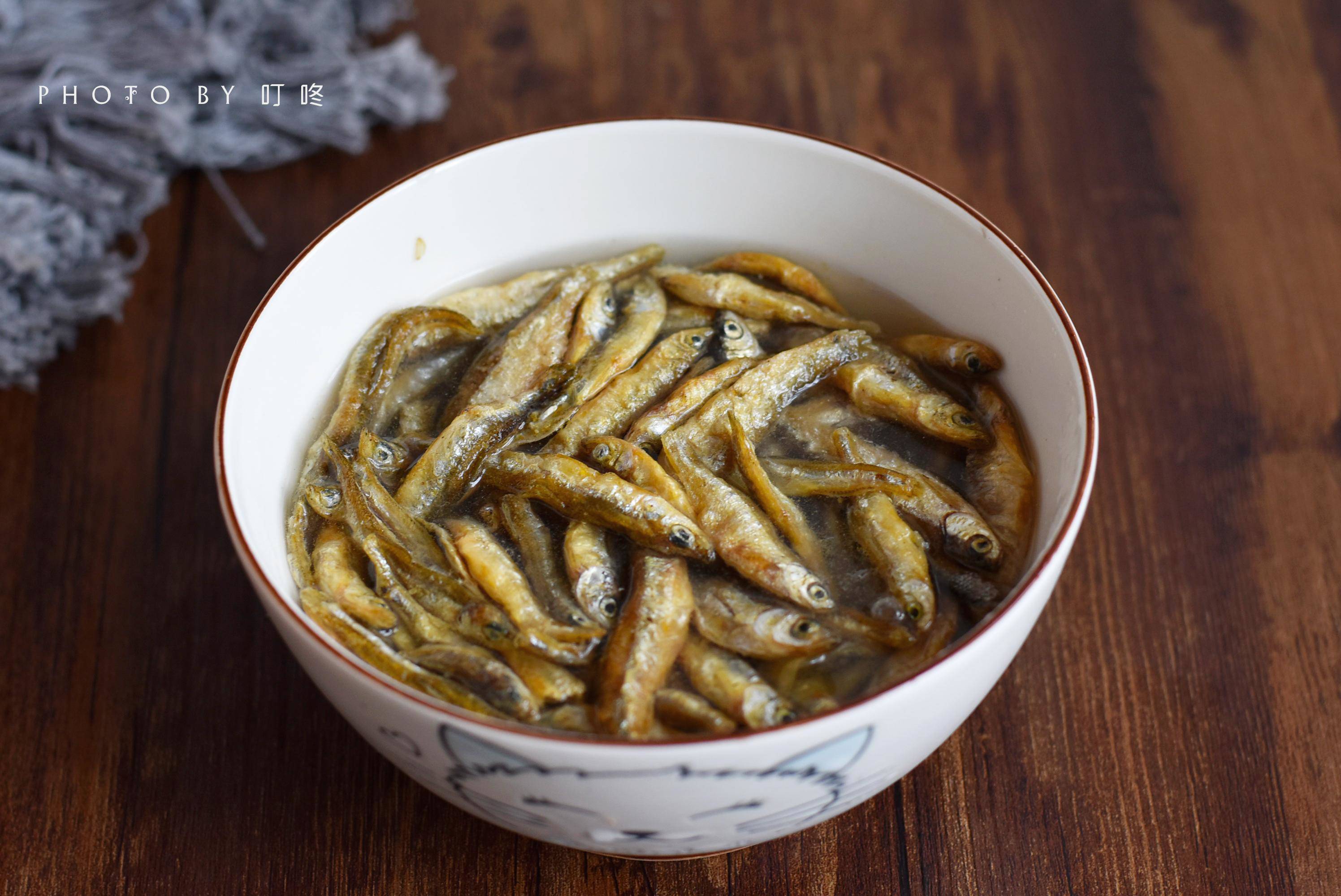 Cho cá cơm khô (hoặc cá nhỏ phơi khô) vào nước ấm ngâm khoảng 2 phút, sau đó vớt ra để ráo nước.