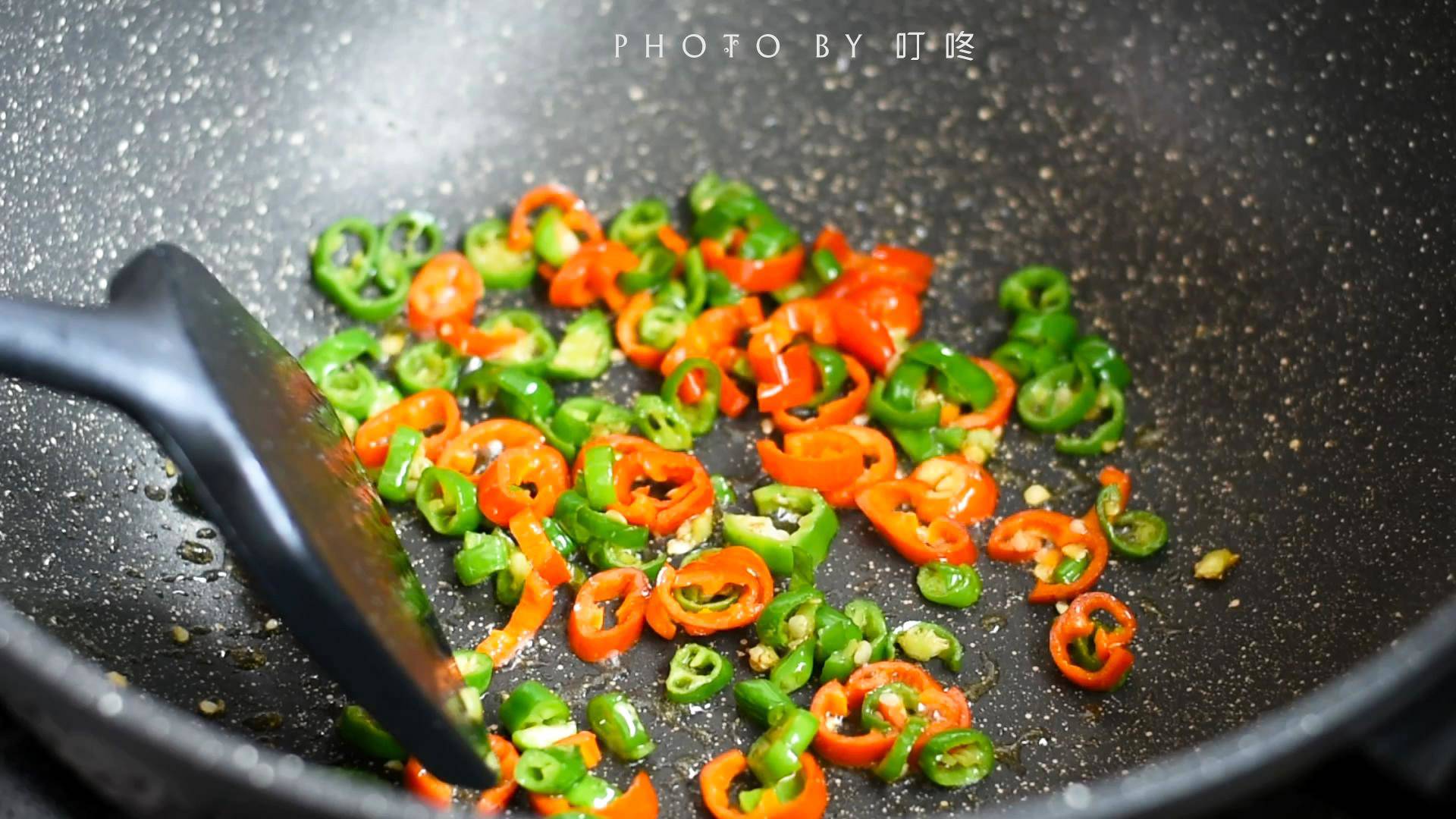 Cho nửa thìa dầu ăn vào chảo, đun nóng rồi cho ớt vào xào đến khi dậy mùi thơm, thấy ớt vừa chín tới thì vớt ra để riêng.