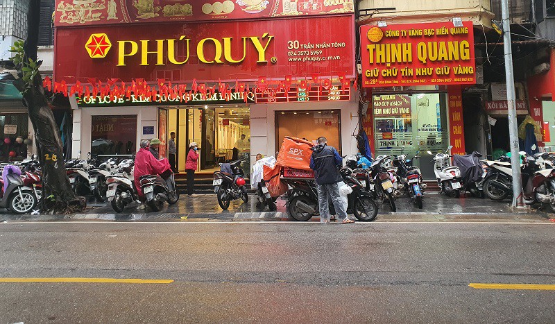 Phố vàng sáng nay thưa vắng khách đến mua bán.