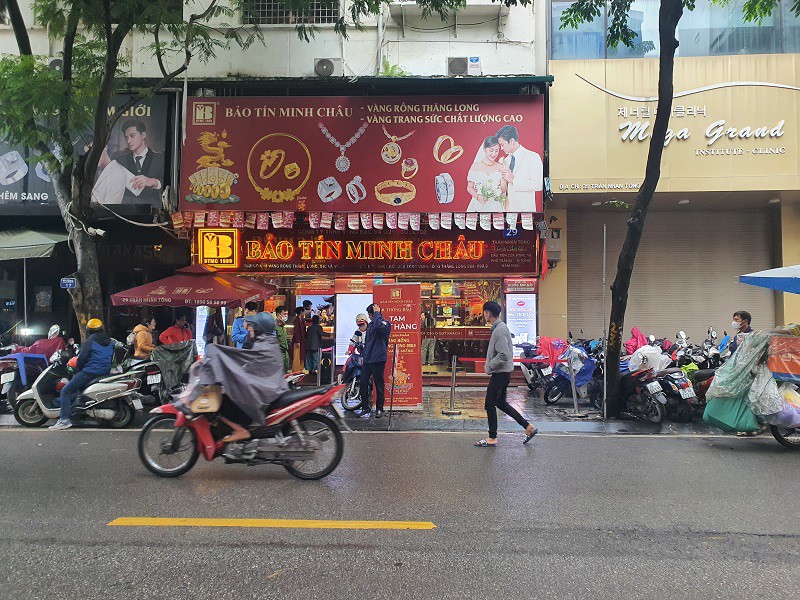 Không còn cảnh người dân xếp hàng mua vàng như những ngày giá tăng nóng.