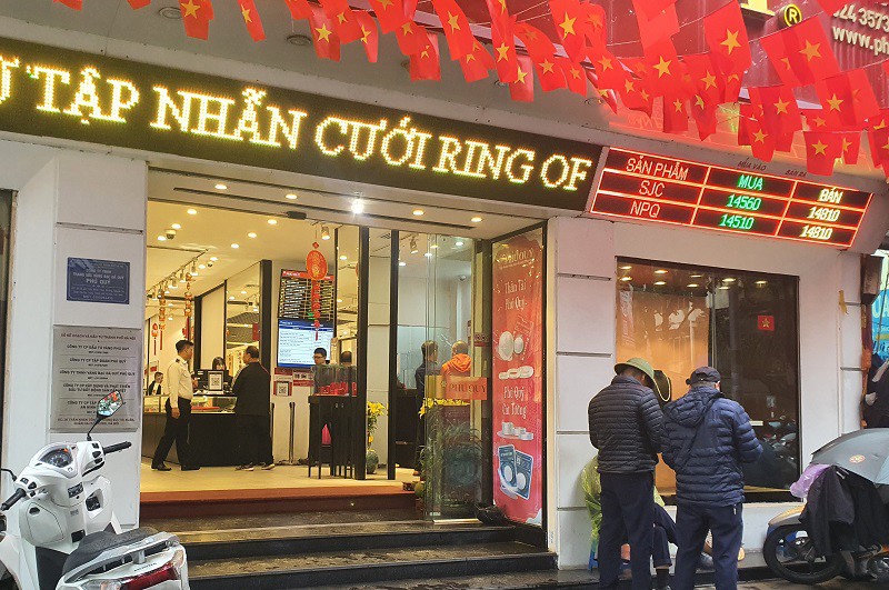 Hàng loạt cửa hàng kinh doanh vàng sáng nay vắng vẻ lạ thường.