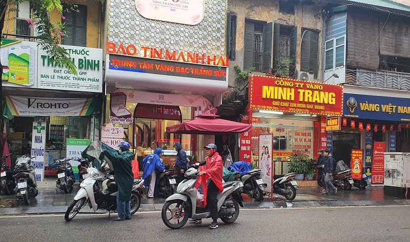 Lác đác chỉ có một vài người đến mua bán trong buổi sáng nay.