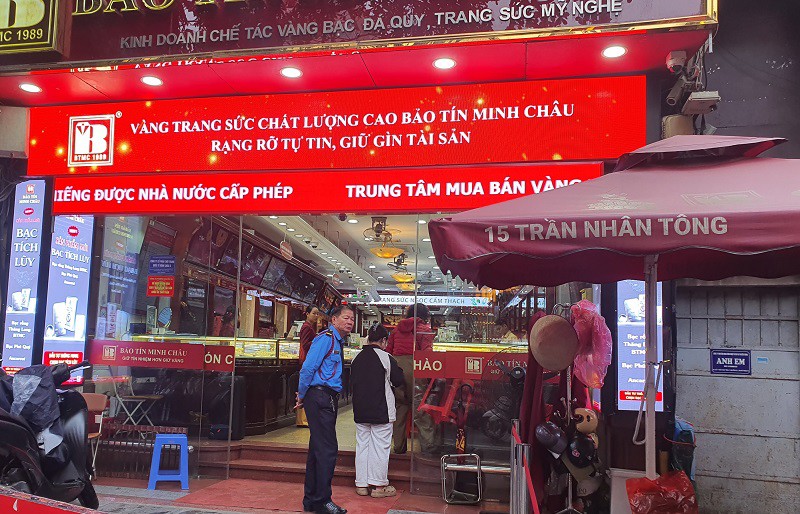 Ngày 3/11, giá vàng giảm hơn 10 triệu đồng so với ngày 17/11 nhưng cửa hàng vàng lại vắng vẻ, không còn cảnh xếp hàng trước cửa hàng.