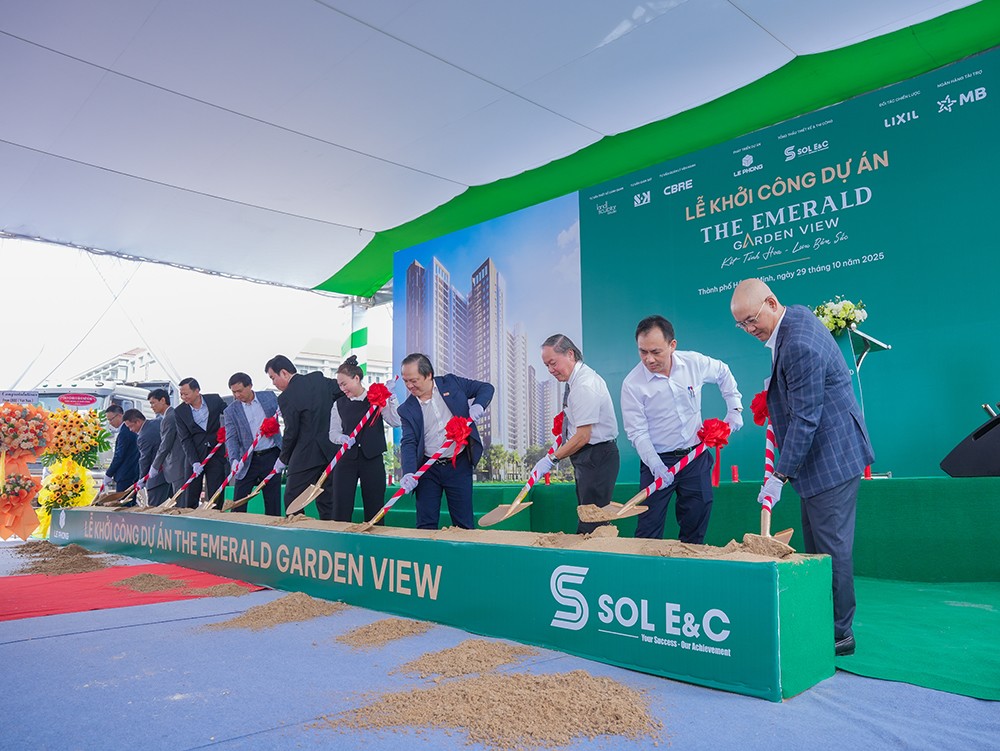 Đại diện Lê Phong Group và các đối tác thực hiện nghi thức Khởi công dự án The Emerald Garden View sáng 29/10 tại TP.HCM