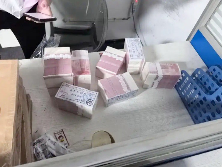 Vali lạ chứa gần 3 tỷ tiền mặt, cảnh sát căng thẳng, kết quả dở khóc dở cười - 2