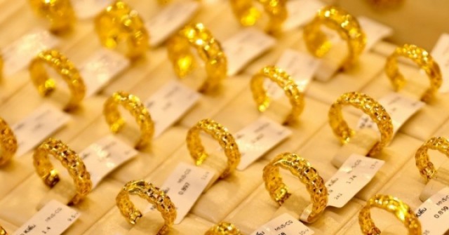 Giá vàng thế giới đối mặt loạt tin bất lợi