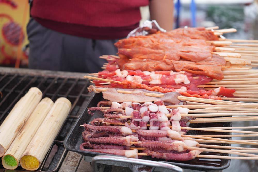 Gian hàng tổng hợp với nhiều món ăn vặt như: bánh mỳ que Hải Phòng, xiên nướng, cơm lam, thịt quay,... Mỗi món ăn đều mang hương vị riêng, thể hiện sự phong phú, đa dạng của ẩm thực Việt Nam, phù hợp để vừa ăn vặt, vừa khám phá trải nghiệm văn hóa ẩm thực.