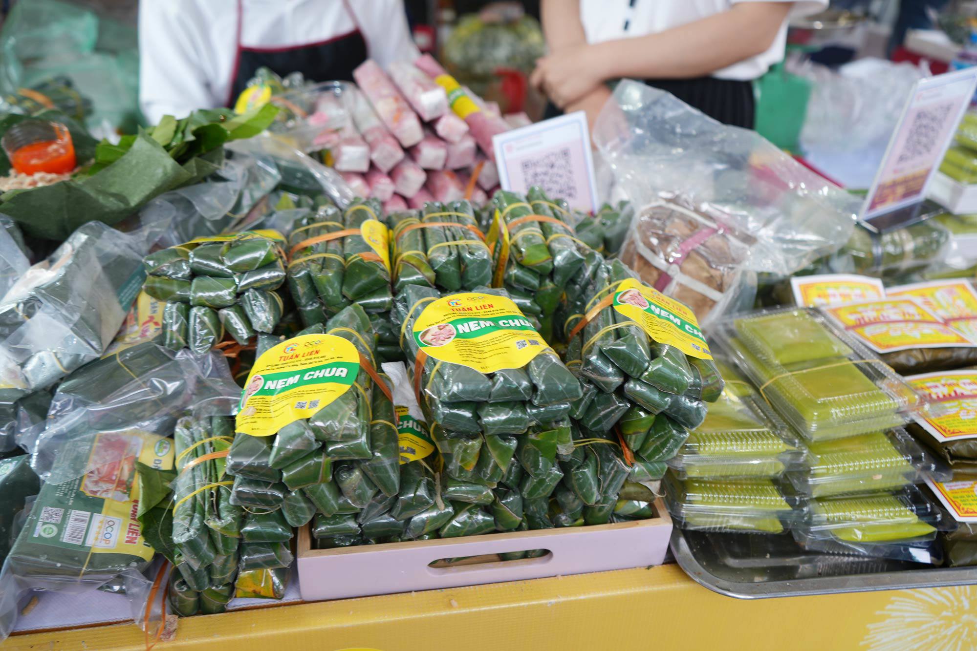 Nem chua Thanh Hóa  được làm từ thịt lợn nạc lên men cùng bì, tỏi, ớt và gia vị đặc trưng. Mỗi chiếc nem được gói cẩn thận trong lá chuối, để vài ngày cho lên men tự nhiên tạo nên vị chua thanh, cay nhẹ và giòn sần sật. 