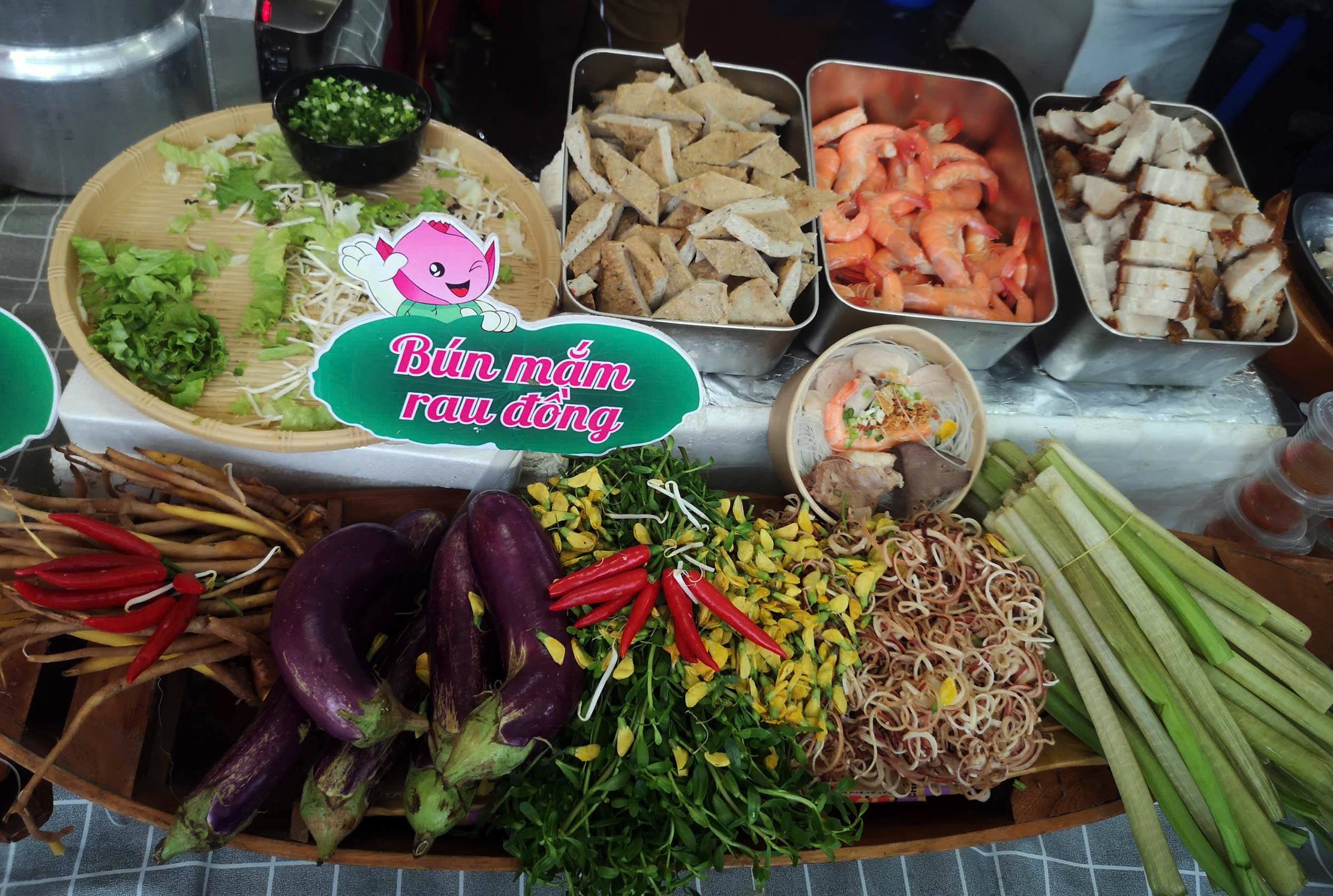 Bún mắm Sa Đéc (Đồng Tháp) là món ăn đặc trưng của miền Tây, nổi bật bởi hương vị đậm đà và sự phong phú của nguyên liệu. Nước dùng được nấu từ mắm cá linh hoặc mắm cá sặc, mang vị mặn mà hòa quyện cùng sả, ớt và các loại gia vị tạo nên hương thơm nồng. 