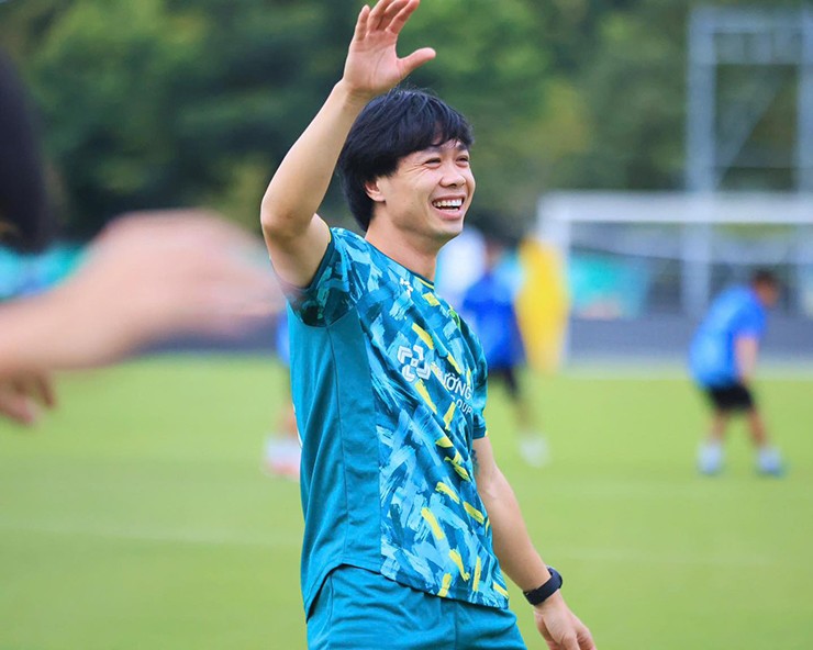 HLV Nguyễn Việt Thắng thận trọng với chấn thương của Công Phượng.