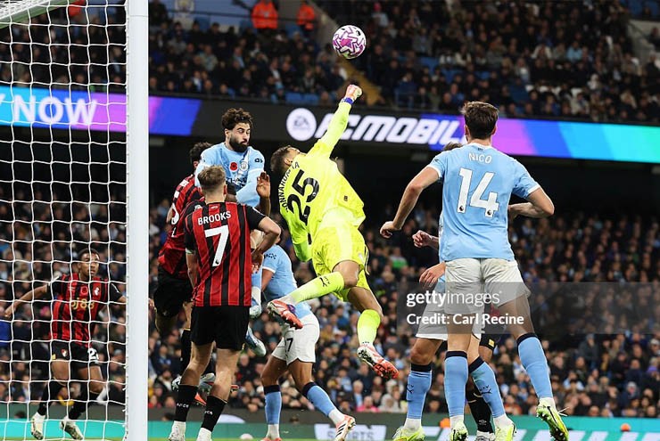 Pha bóng dẫn tới bàn thua của Man City