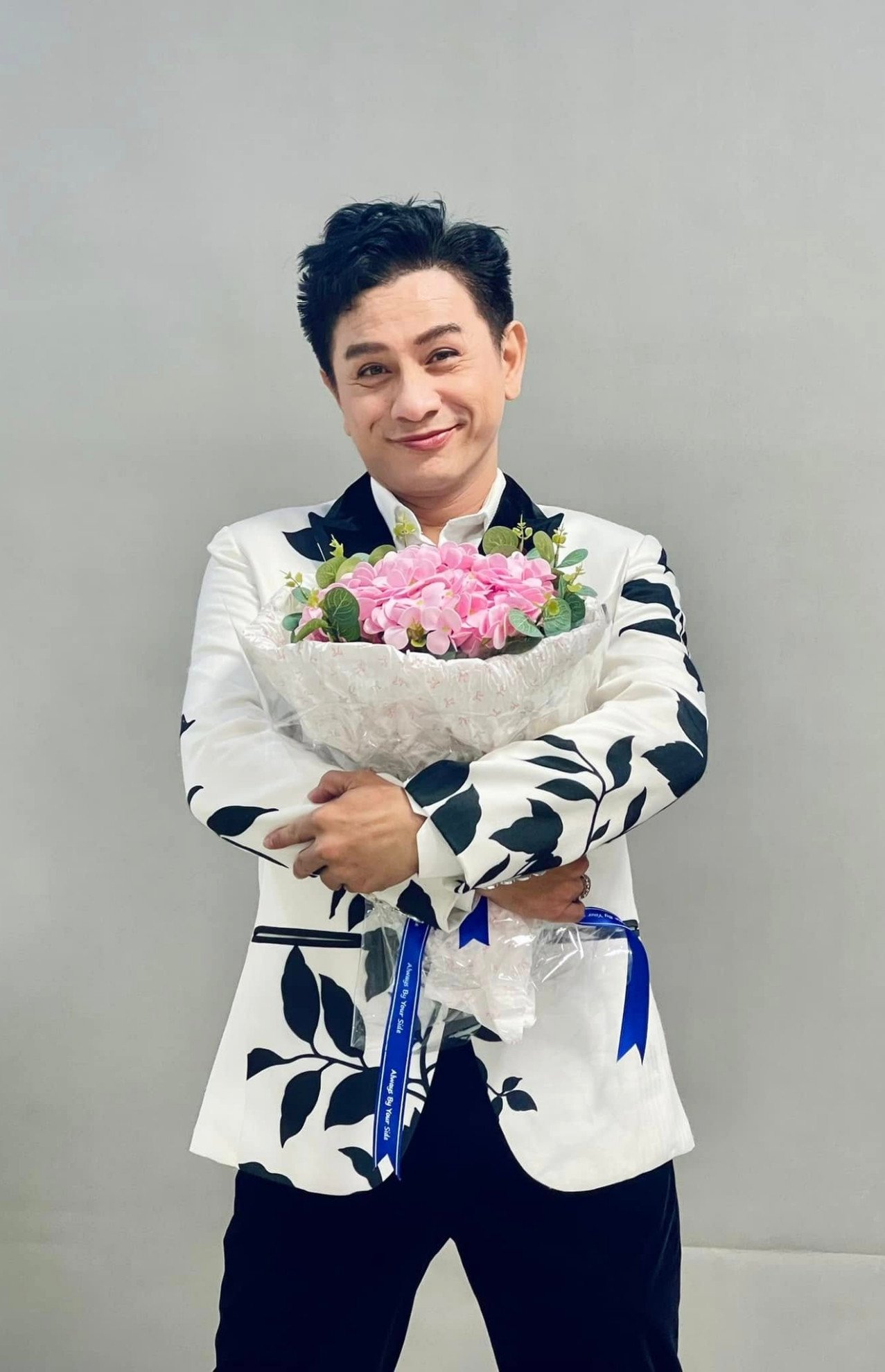 Đình Toàn miệt mài, sôi nổi với nghệ thuật và giữ cuộc sống bình dị, kín tiếng.&nbsp;