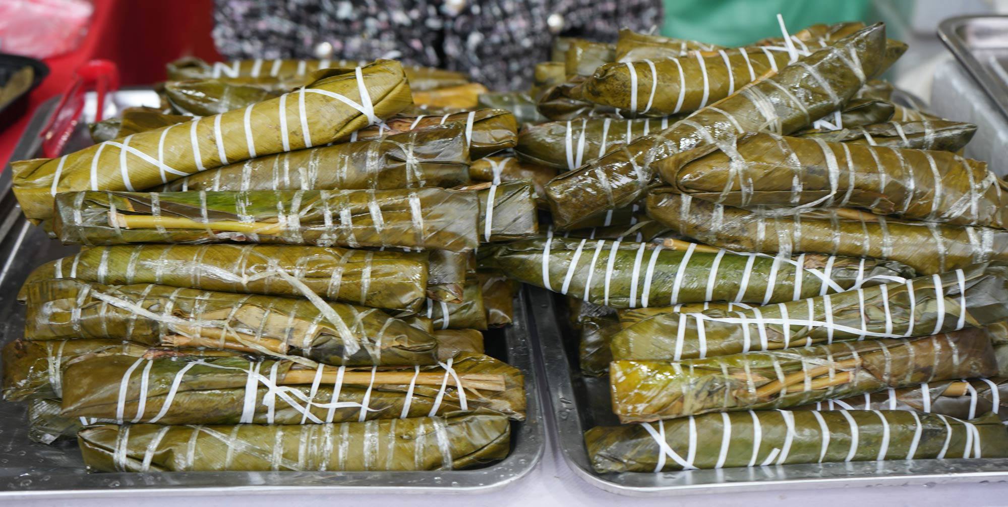 Bánh tẻ làng Chờ nổi tiếng của Hưng Yên, có hương vị dẻo thơm với nhân thịt, mộc nhĩ hấp dẫn. 