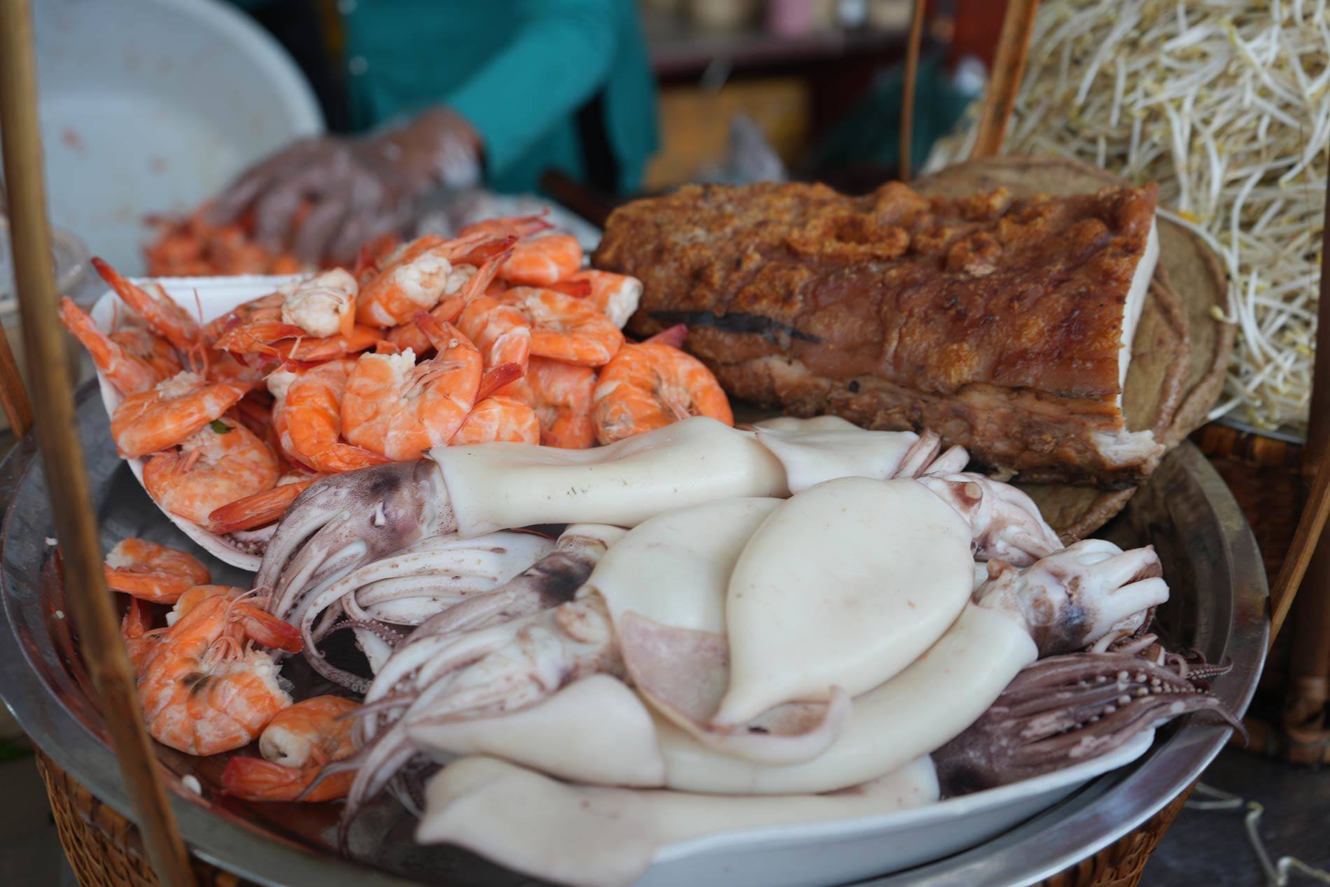 Bên cạnh đó, bún mắm cũng là món được yêu thích, với nước lèo nấu từ mắm cá linh, mắm sặc thơm nồng, ăn cùng tôm, mực, thịt quay và nhiều loại rau tươi. 