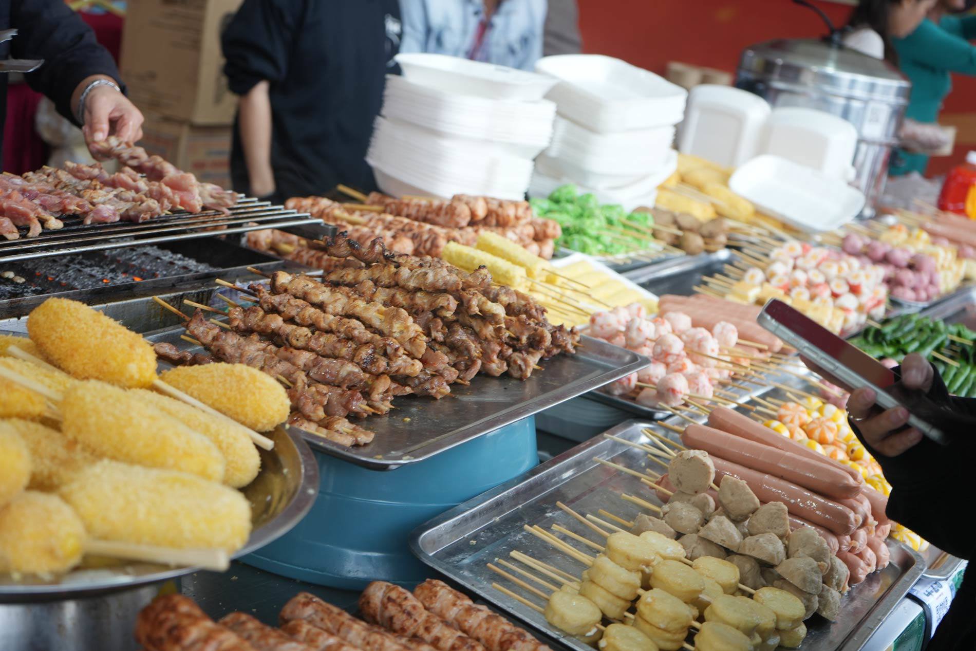 Khu ẩm thực TP. Hồ Chí Minh là điểm hẹn hấp dẫn của những tín đồ mê ăn uống, với rất món ngon mang hương vị Nam Bộ. Nổi bật là các loại thịt xiên nướng được tẩm ướp đậm đà, nướng trên than hồng nóng hổi.