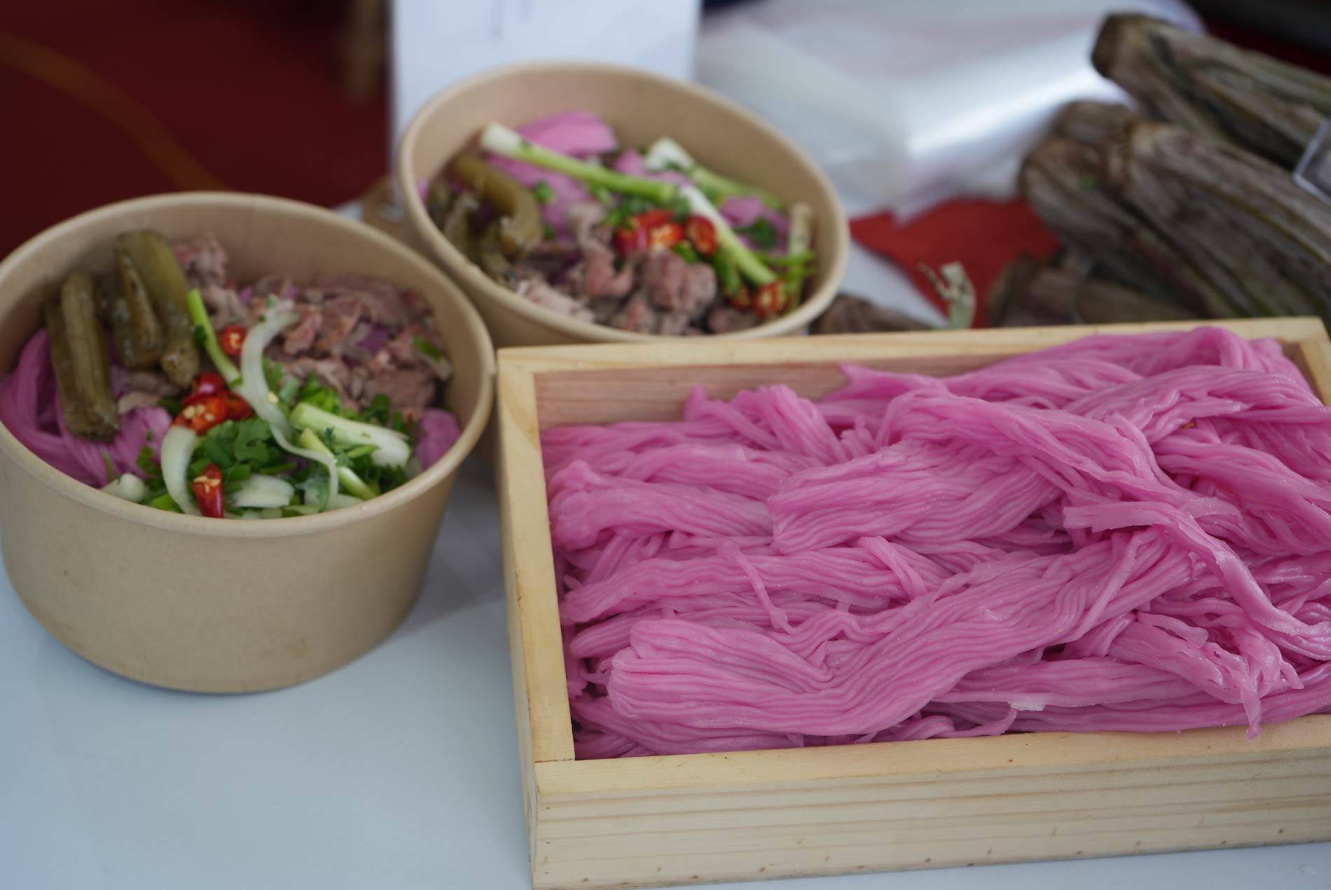 Phở bò atiso Lâm Đồng là món ăn độc đáo mang dấu ấn riêng của vùng cao nguyên. Sợi phở được làm từ bột gạo kết hợp với hoa atiso tím, tạo nên màu tím tự nhiên, đẹp mắt, lạ miệng. Nước dùng được hầm từ xương bò cùng hoa atiso, cho vị ngọt thanh và hương thơm dịu nhẹ.