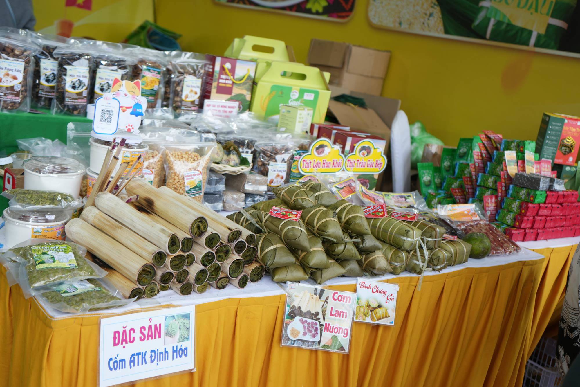  Thái Nguyên nổi tiếng với món cơm lam, bánh chưng gù, chè Thái, lạp xưởng,...