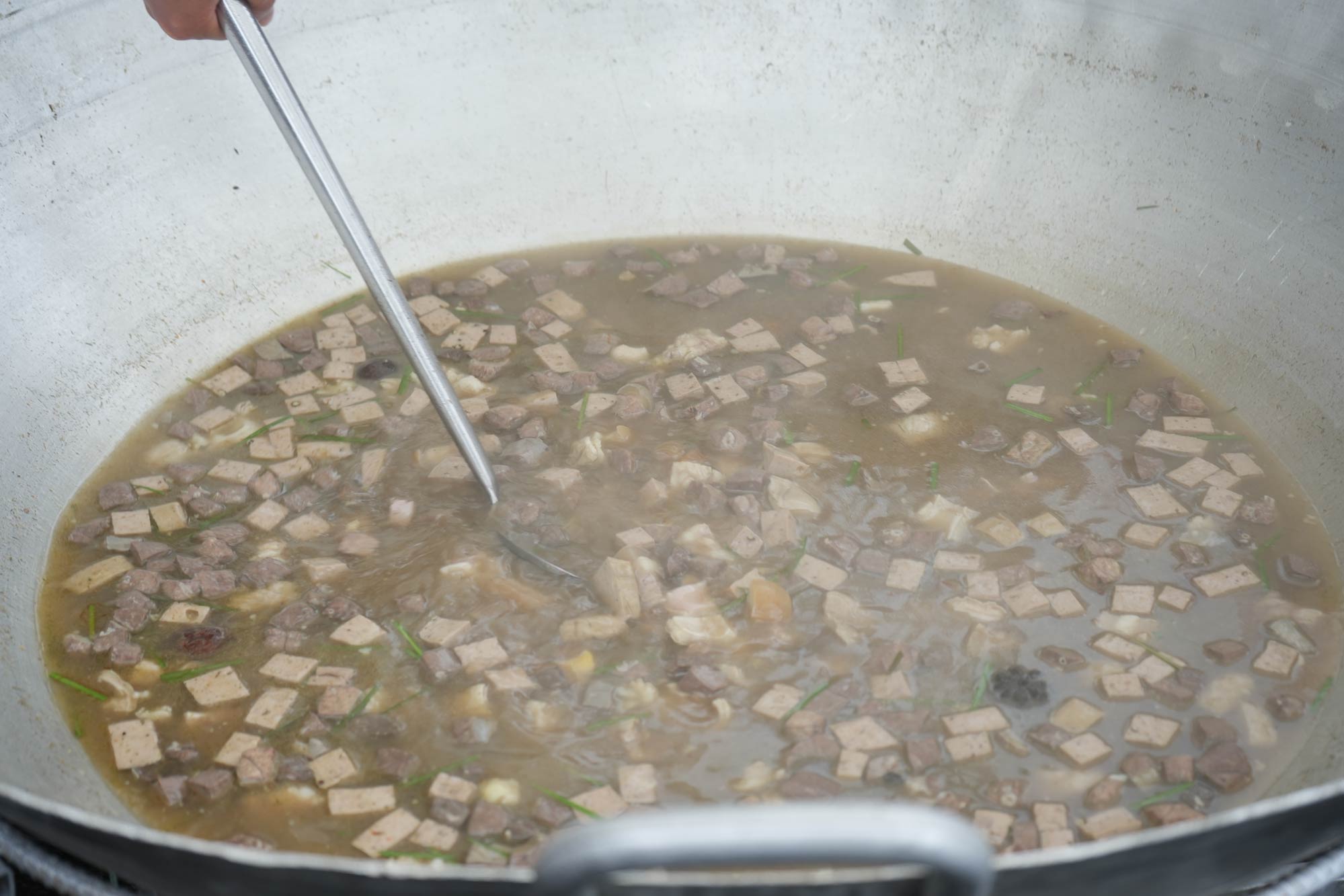 Thắng cố ngựa - đặc sản độc đáo của vùng núi Hà Giang, gắn liền với văn hóa ẩm thực của đồng bào dân tộc Mông. Món ăn được chế biến từ thịt, nội tạng và xương ngựa, ninh kỹ cùng các loại thảo mộc, gia vị như hồi, quế, thảo quả, tạo nên nước dùng thơm nồng, đậm đà mà không nặng mùi. Tại khu ẩm thực, thắng cố nóng hổi được chan với mỳ tôm, thu hút rất nhiều thực khách tới thưởng thức.