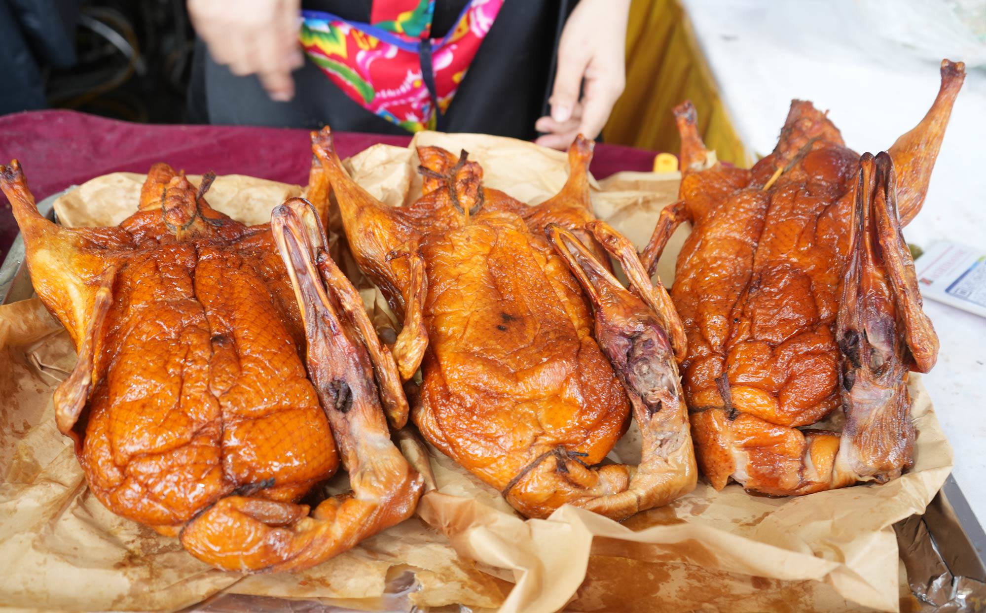 Đặc sản Lạng Sơn nổi tiếng với món vịt quay, được tẩm ướp bằng mác mật, húng lìu và nhiều gia vị đặc trưng vùng núi. 