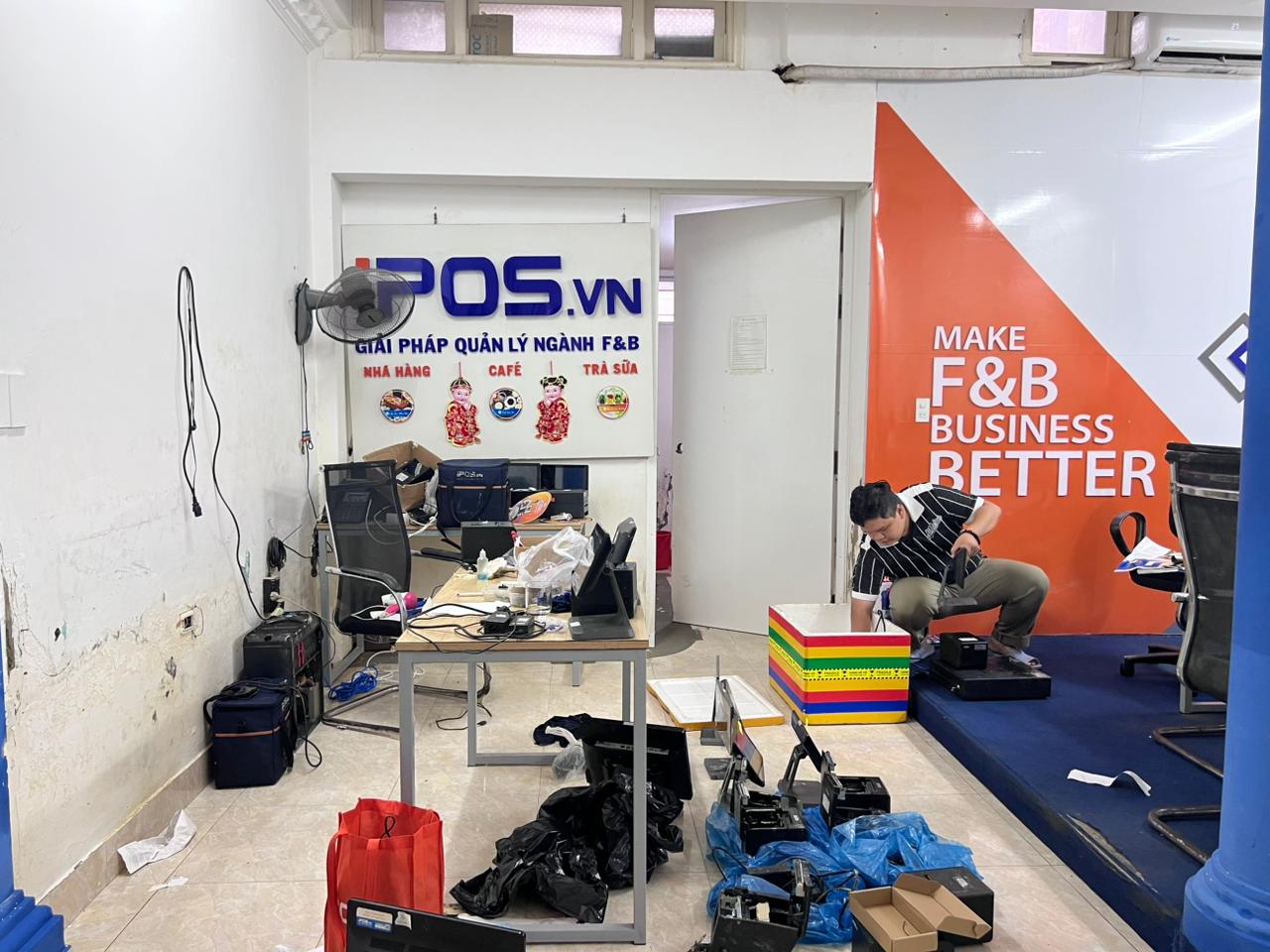 Đội ngũ chuyên viên iPOS.vn khẩn trương nhằm hỗ trợ chủ quán kiểm tra, sửa chữa và khôi phục các thiết bị công nghệ bị ảnh hưởng sau mưa lũ.
